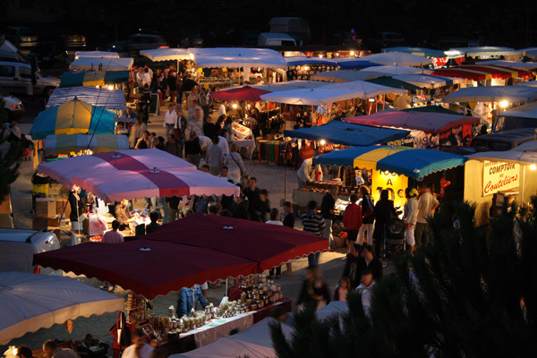 Marché nocturne - Crédit: OTI Moliets-Landes Atlantique Sud | CC BY-NC-ND 4.0