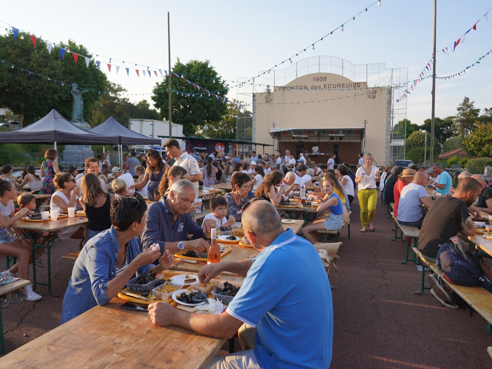 Repas au Fronton - Crédit: mairie de seignosse | CC BY-NC-ND 4.0