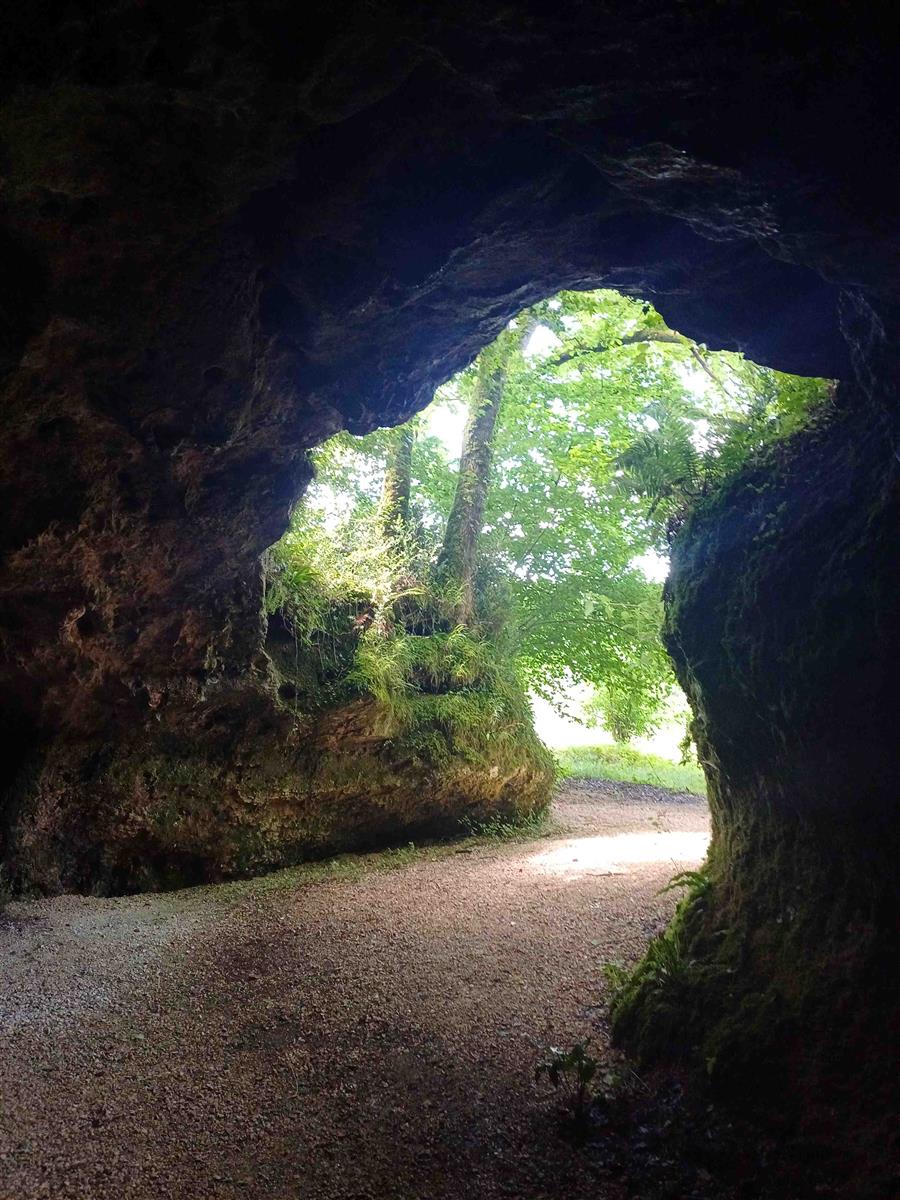 Visite du site archéologique des grottes du Pa ...